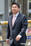 굳은 표정으로 법정 향하는 이석우 전 대표