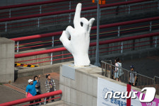 학교 오니 정문 앞에 일베 상징 조형물이?