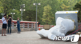 훼손된 일베 상징 조형물 관심