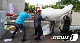 훼손된 일베 상징 조형물 옮기는 관계자들