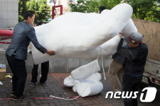 실기실로 옮겨지는 일베 상징 조형물