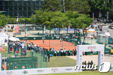 도심 한복판에서 펼쳐진 테니스 경기