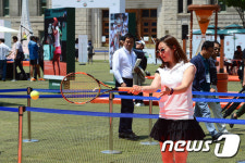 서울광장에서 테니스를