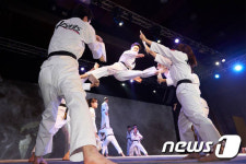 문화공연에서 선보이는 태권도 격파시범
