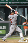 선두 타자 안타 날리는 김성현