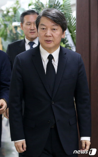 안철수, 자당 김학일 대전 유성을 前 후보 빈소 조문
