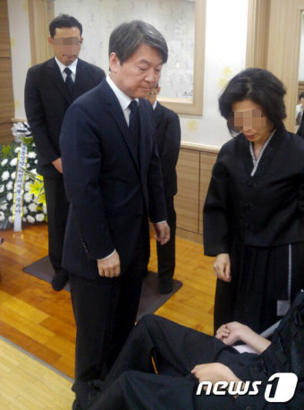 안철수, 자당 김학일 대전 유성을 前 후보 빈소 조문