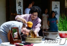 창포에 머리를 감으면 머릿결이 좋아져요