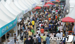 강릉단오제 즐기는 관광객들