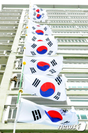 춘천 아파트 단지...현충일 조기 게양
