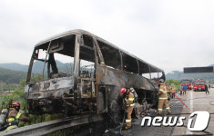 경부고속道 황간터널 인근서 버스 사고…10명 부상