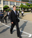 신안 초등학교 나서는 이준식 교육부장관