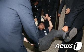 면담 요구하다 제지당하는 송경동 시인