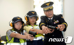 경찰서장으로부터 사격 배우는 아이들