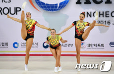 늘씬한 몸매에서 나오는 파워 넘치는 동작