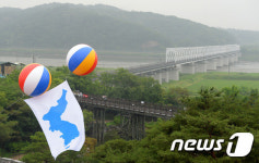한반도기 넘어 적막한 북녘땅