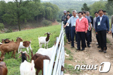 목장 둘러보는 이동필 장관