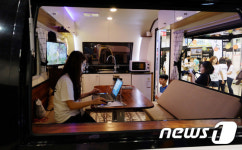 모던한 디자인의 국산카라반 실내