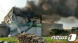 용인 세탁물처리업체서 불…건물 1개동 전소