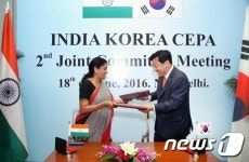 한-인도 CEPA 공동위 '합의서 교환하는 양국'