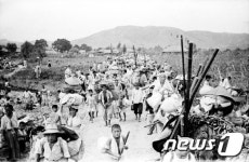 육군 6.25 전쟁 사진 공개 '영천의 피난민 행렬'