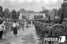 1954년 시가행진 펼치는 장병들