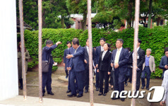 국립소록도병원 감금실 들어서는 재판부