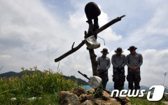 비목에 묵념하는 장병들