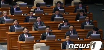 김종인 대표 교섭단체 연설 경청하는 국무위원들