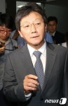 굳은 표정의 유승민 의원