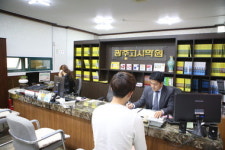 불황 속 집중조명 받고 있는 부동산시장, 공인중개사 시험 응시자 몰려