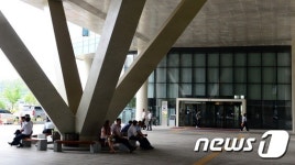 정전소동에 밖으로 나온 공무원들