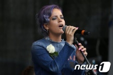 [사진] 릴리 알렌의 콕스 의원 추모공연