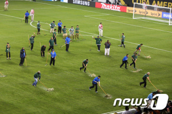 [해외축구] 기상악화로 중단됐던 칠레-콜롬비아전, 2시간25분 만에 재개