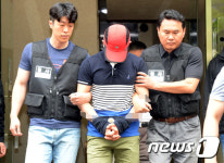 현장검증 마치고 나오는 피의자 김모씨