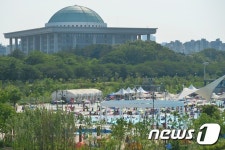 국회 앞 수영장
