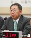 질의에 답변하는 이석수 특별감찰관