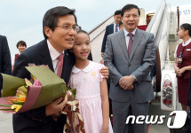 화동과 함께 기념촬영하는 황교안 총리