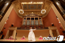 크라운-해태, 유럽 3개국서 국악공연 한국의 풍류 개최