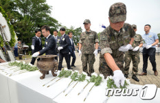 헌화하는 참수리 357 장병들