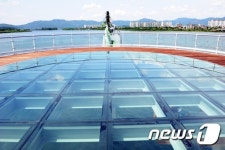 발 밑에 강물이 흐른네