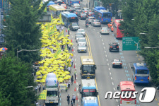 노란 우산 쓰고 행진하는 전국보건의료산업노동조합
