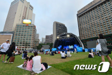 도심 잔디밭에서 즐기는 야외공연