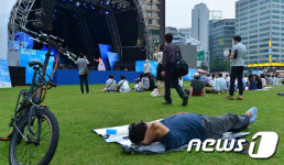 누울 수 있어 더 편안한 야외공연