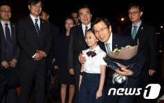 화동과 기념촬영하는 황교안 총리