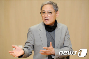 질문에 답하는 유인촌
