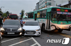 공항대로에서 승용차·버스 추돌로 8명 부상