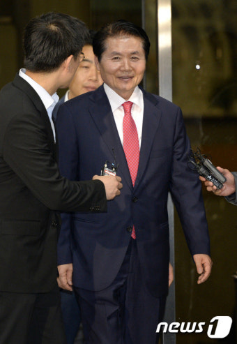 김병원 회장, 검찰 출석 17시간만에 귀가