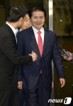 김병원 회장, 검찰 출석 17시간만에 귀가