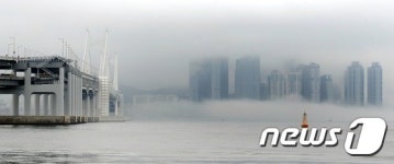 해무로 가려진 해운대 고층아파트